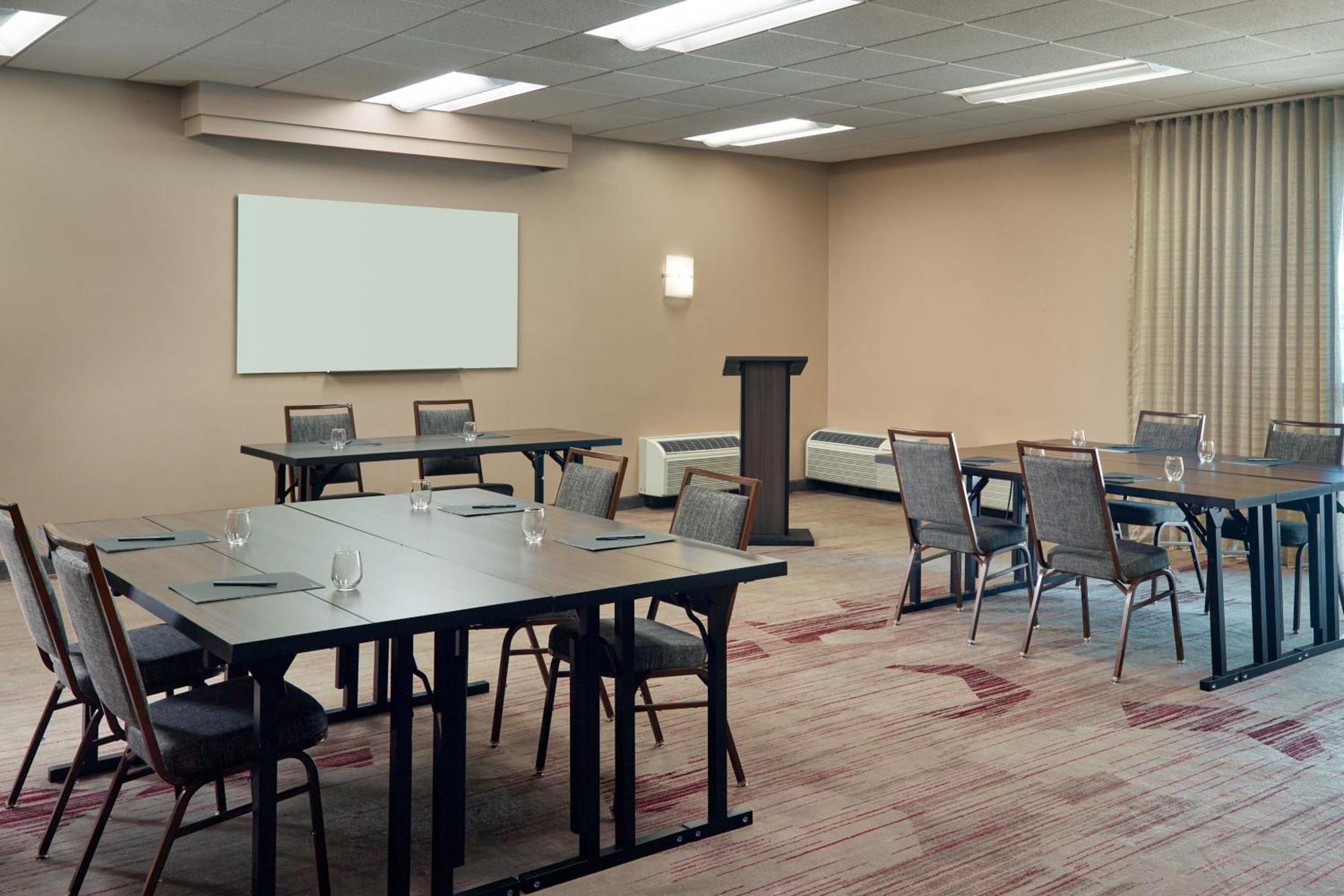 Courtyard By Marriott Atlanta Executive Park/Emory Hotel Exterior foto